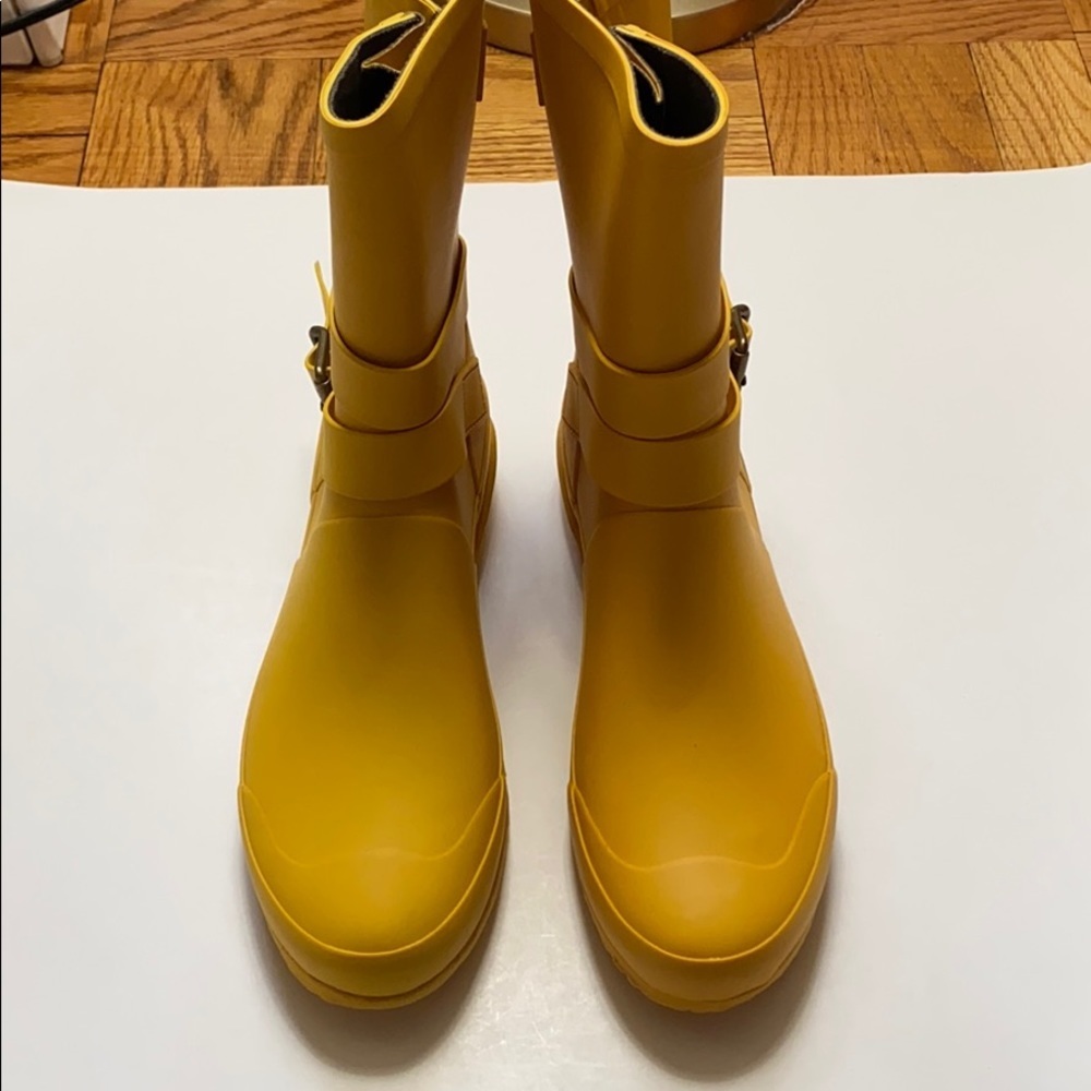 HP 🎉Burberry yellow mid buckle rain boot size: 10 - Picture 3 of 16